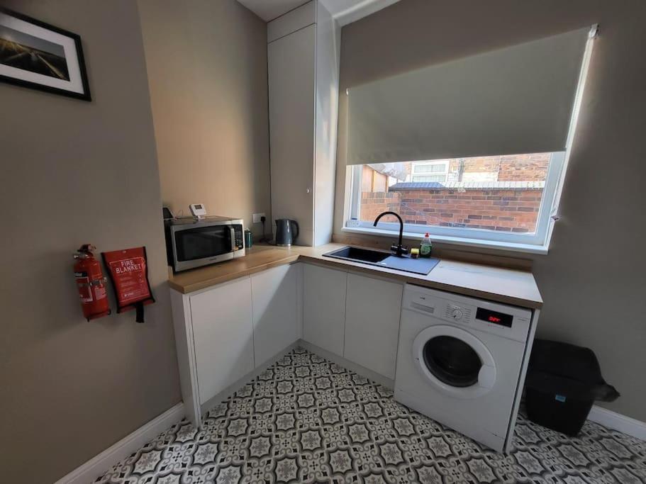 4 Bedroom House, 8 Min To City! Manchester Esterno foto