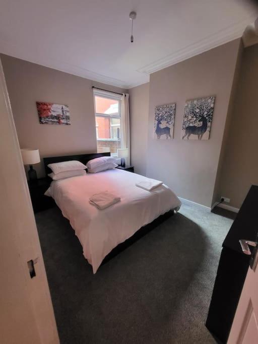 4 Bedroom House, 8 Min To City! Manchester Esterno foto