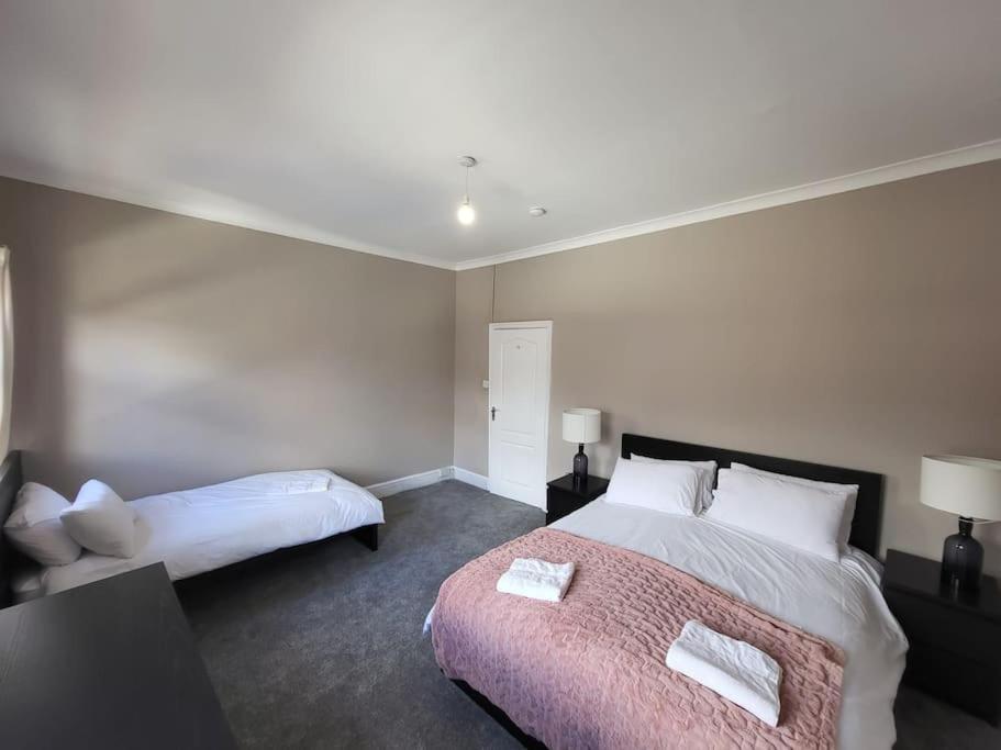 4 Bedroom House, 8 Min To City! Manchester Esterno foto