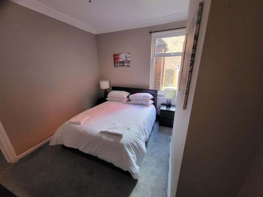 4 Bedroom House, 8 Min To City! Manchester Esterno foto