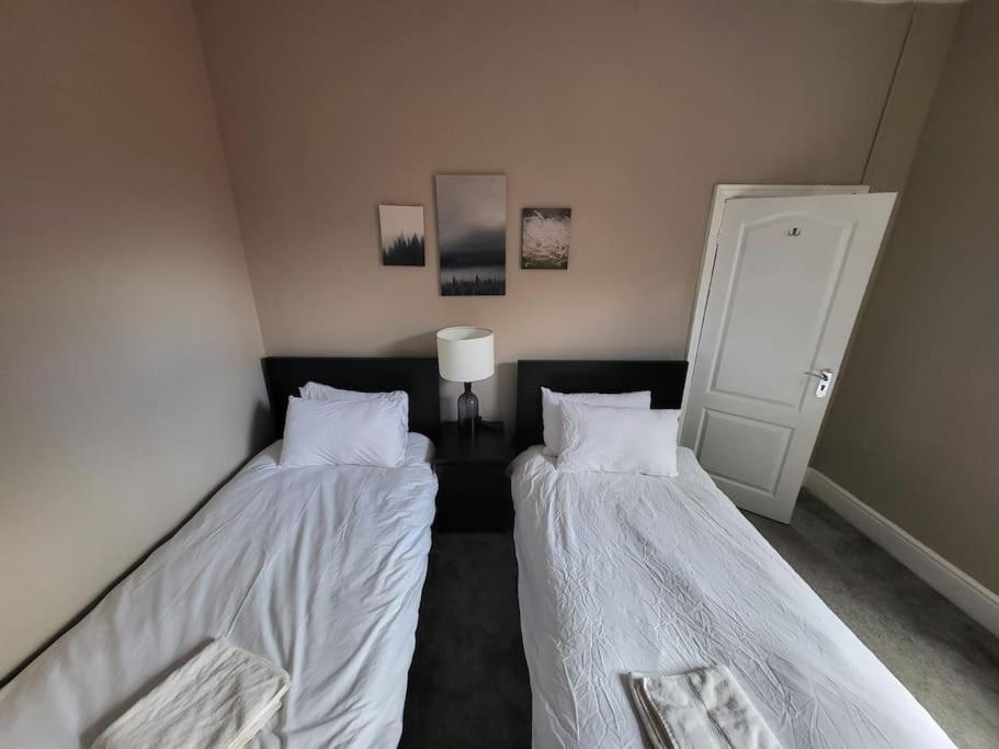 4 Bedroom House, 8 Min To City! Manchester Esterno foto
