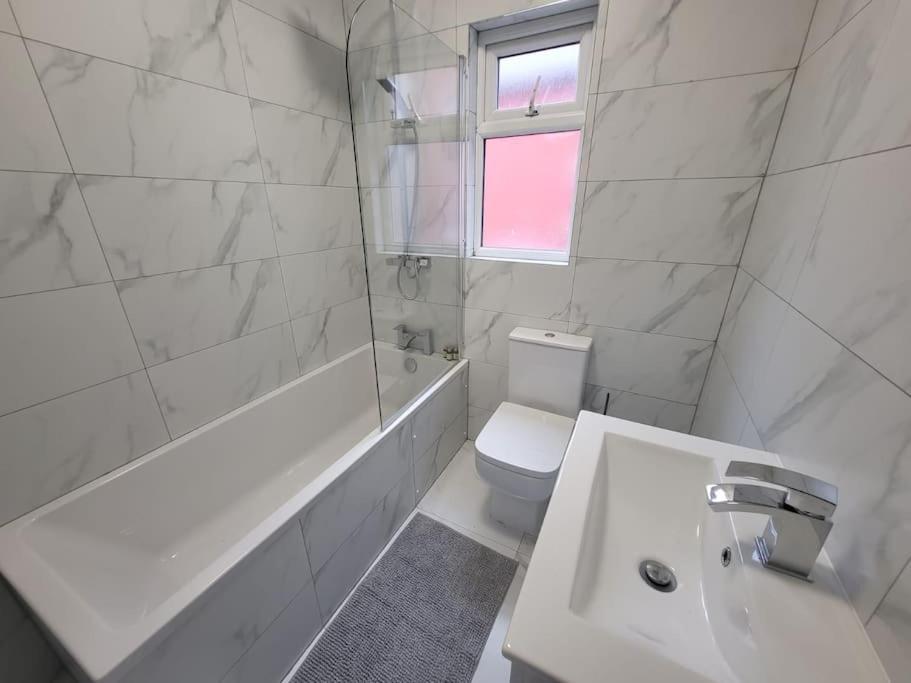 4 Bedroom House, 8 Min To City! Manchester Esterno foto