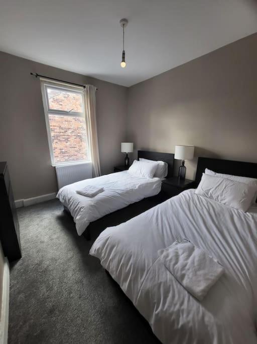 4 Bedroom House, 8 Min To City! Manchester Esterno foto
