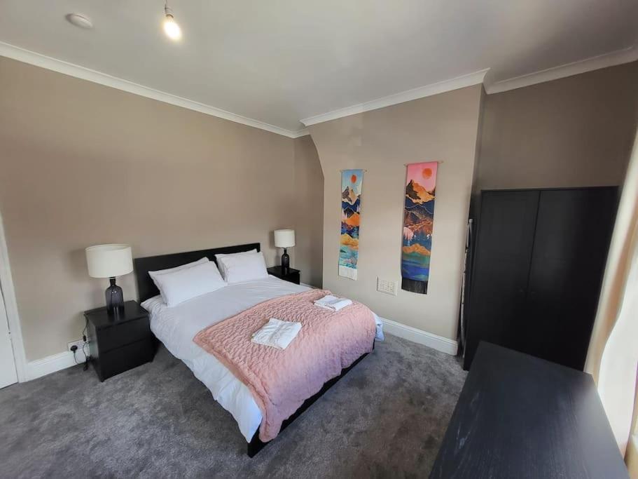 4 Bedroom House, 8 Min To City! Manchester Esterno foto