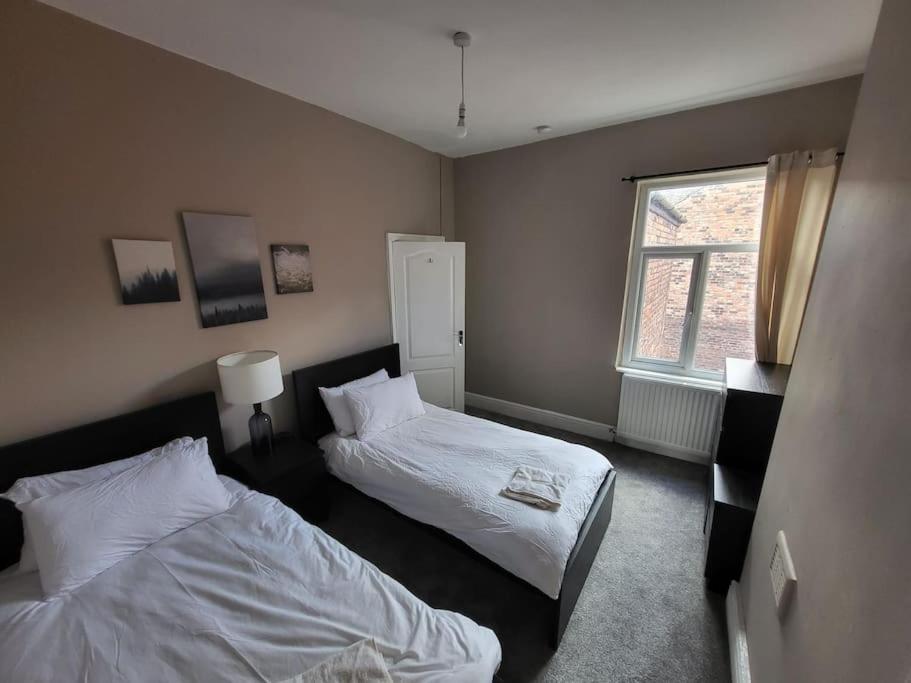4 Bedroom House, 8 Min To City! Manchester Esterno foto