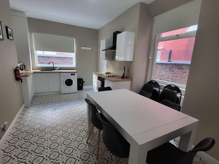 4 Bedroom House, 8 Min To City! Manchester Esterno foto